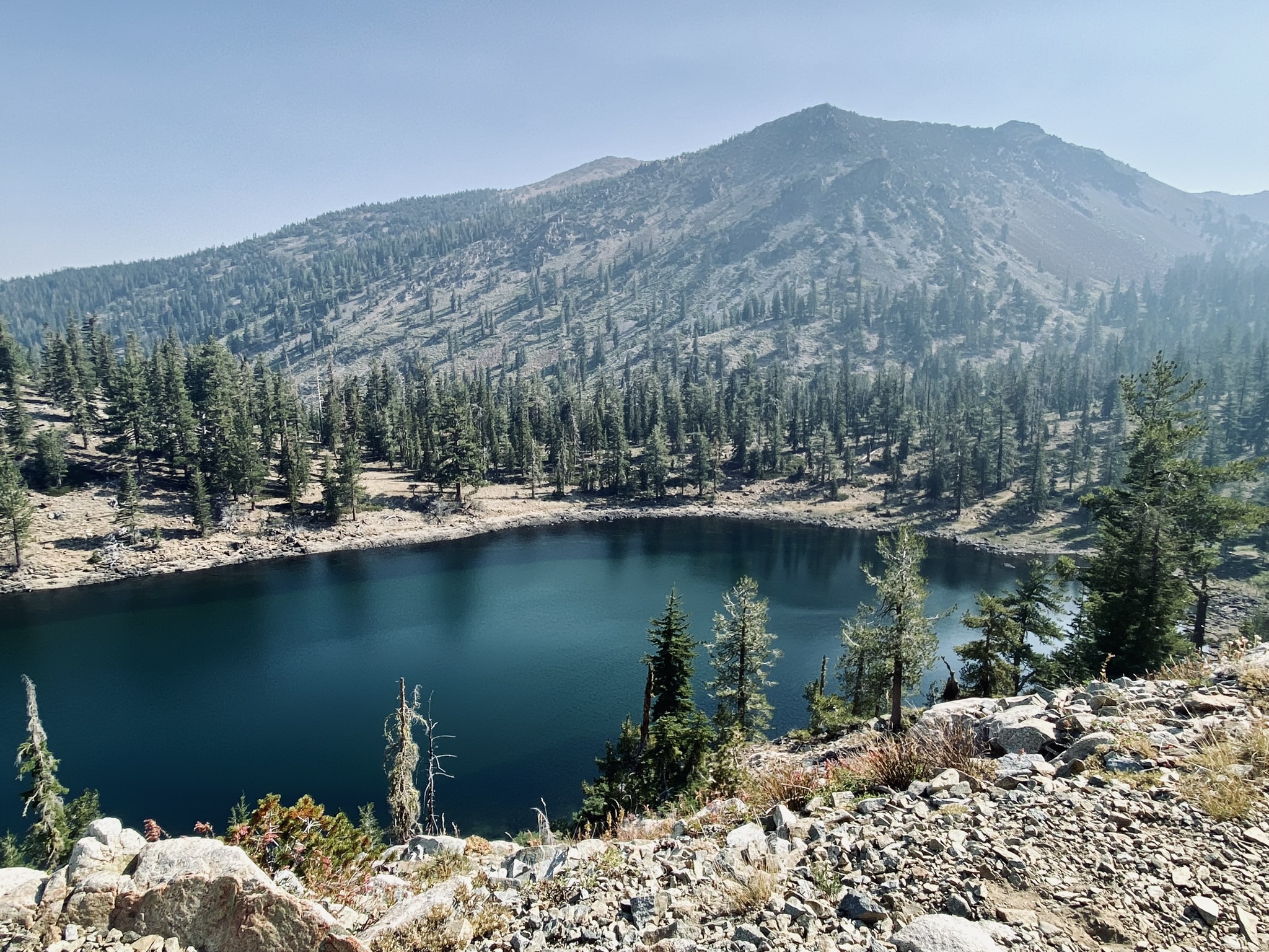 Den 94 | Zahalené výhledy: Kouř a krása Mount Shasta